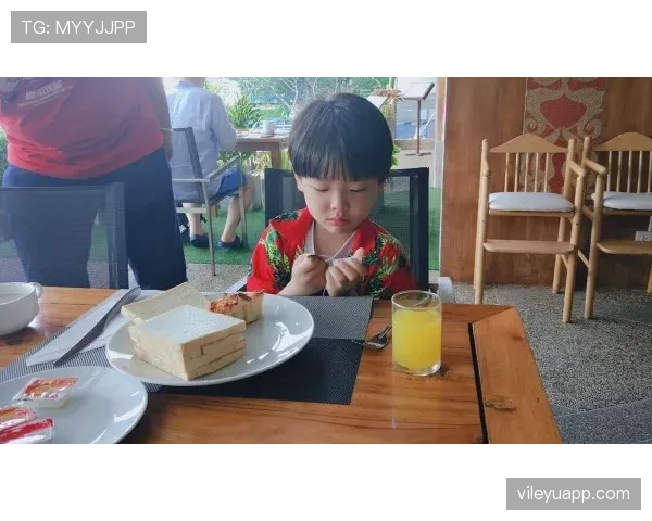 任子威拿着路边早餐的样子，怎么看都像隔壁富二代